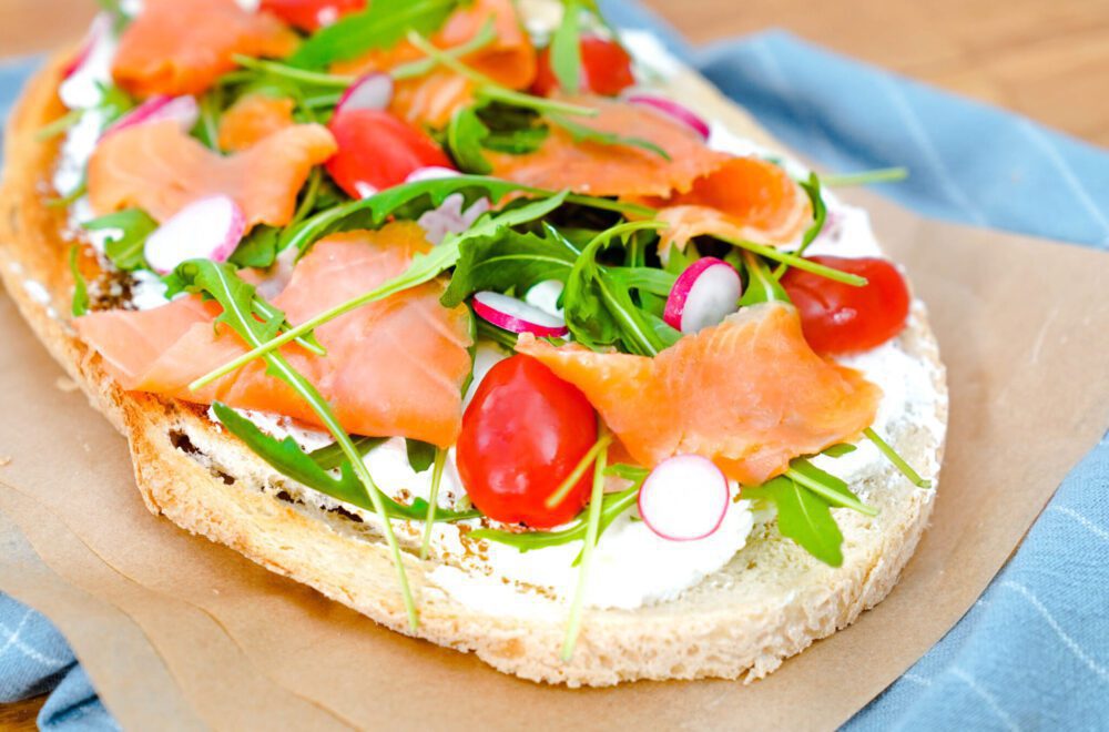 Tartines gourmandes au saumon et son trio de crudités (bruschetta)