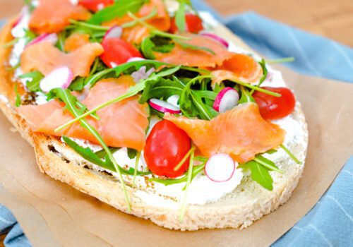 Tartines gourmandes au saumon et son trio de crudités (bruschetta)