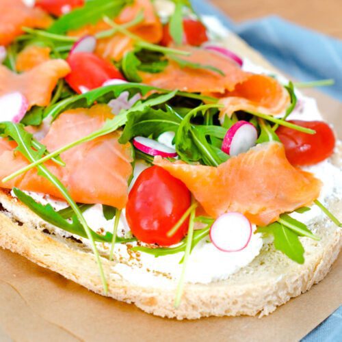 Tartines gourmandes au saumon et son trio de crudités (bruschetta)