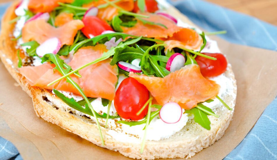 Tartines gourmandes au saumon et son trio de crudités (bruschetta)